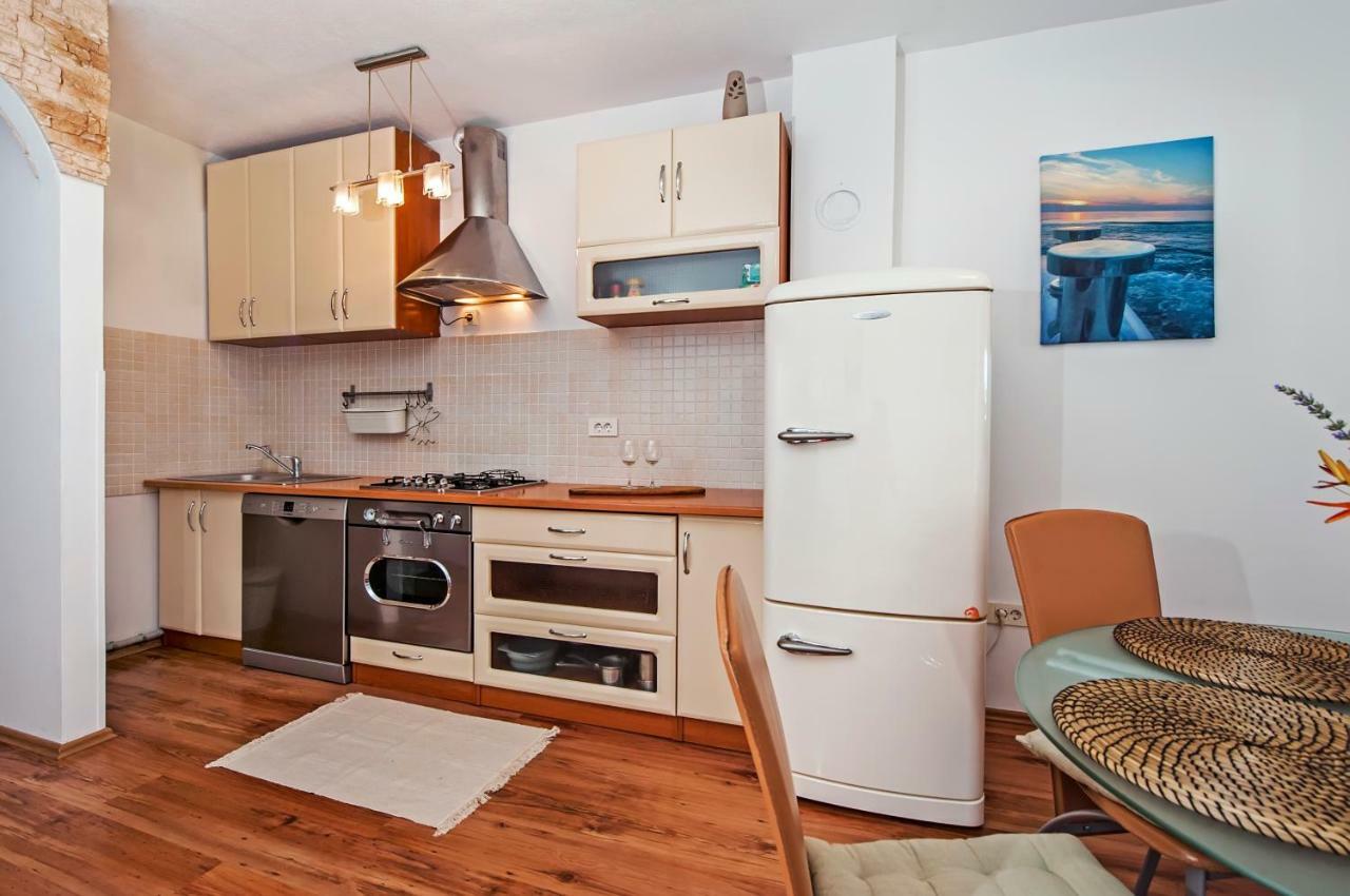 Apartment Thalassa ロヴィニ エクステリア 写真