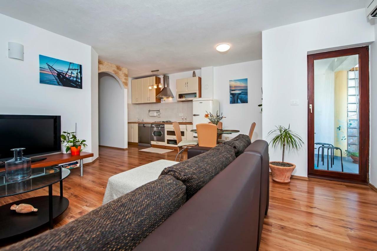 Apartment Thalassa ロヴィニ エクステリア 写真